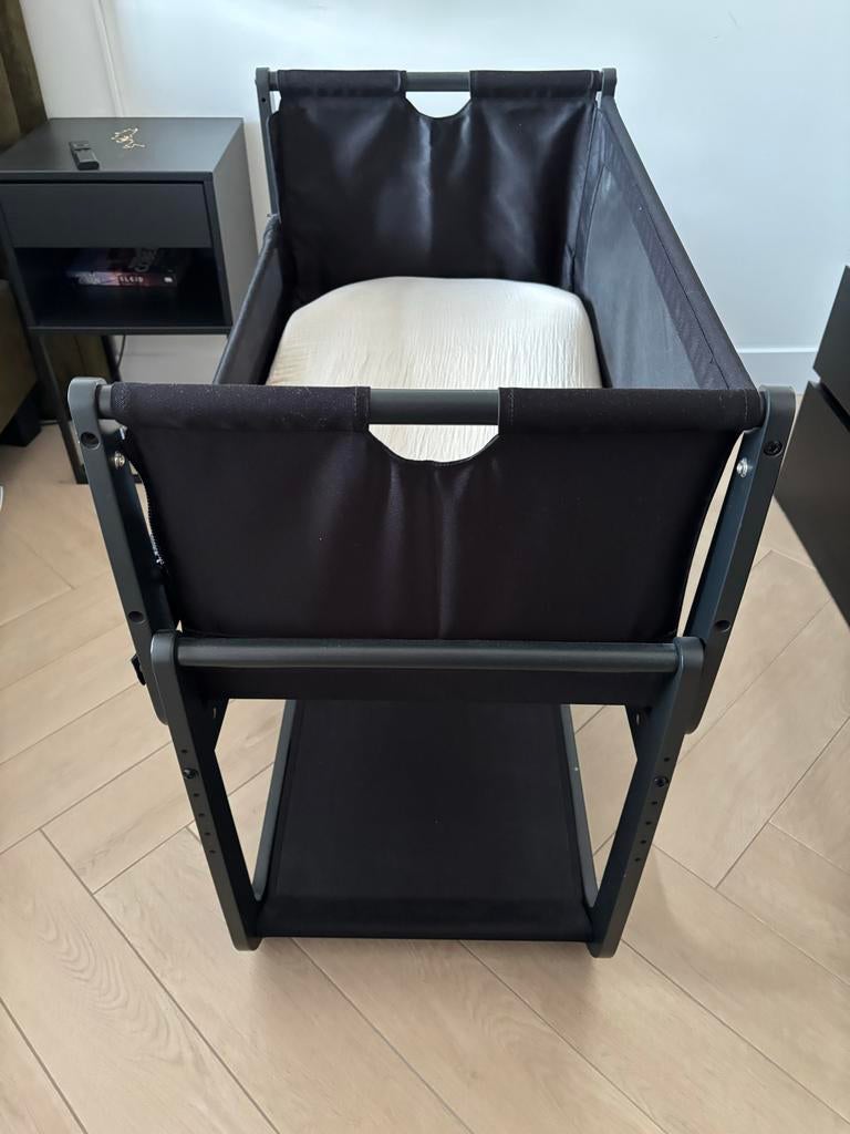 SnuzPod5 co-sleeper zwart + matras en Koeka beddengoed, Ophalen, Zo goed als nieuw, Wieg