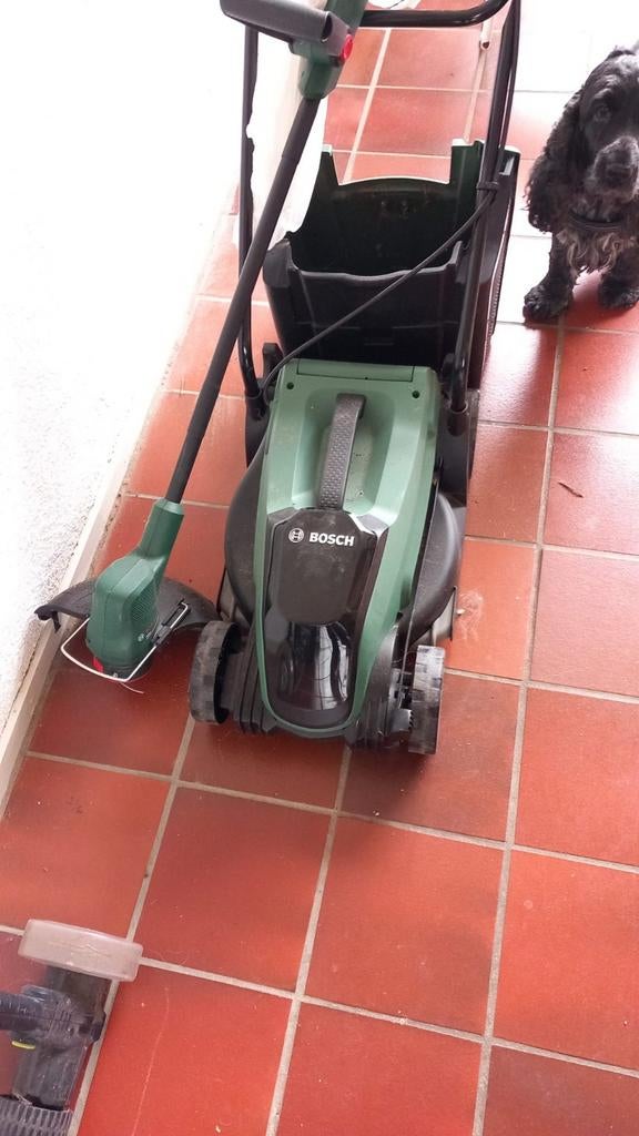 Bosch Accu Grasmaaier en oplader, Tuin en Terras, Grasmaaiers, Cirkelmaaier, Gebruikt, Accu-grasmaaier, Ophalen of Verzenden