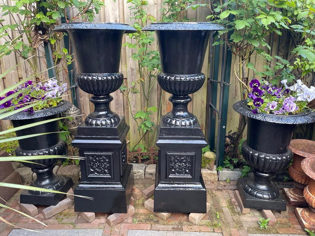 2 gietijzeren tuinvazen bloempotten op console sokkel, Ophalen, Zo goed als nieuw