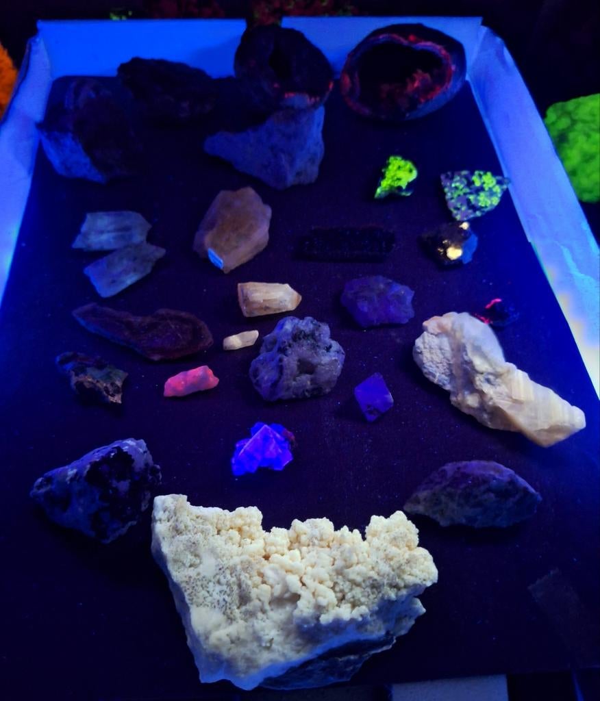 26x FLUORESCEREND MINERAAL, Ophalen of Verzenden, Mineraal