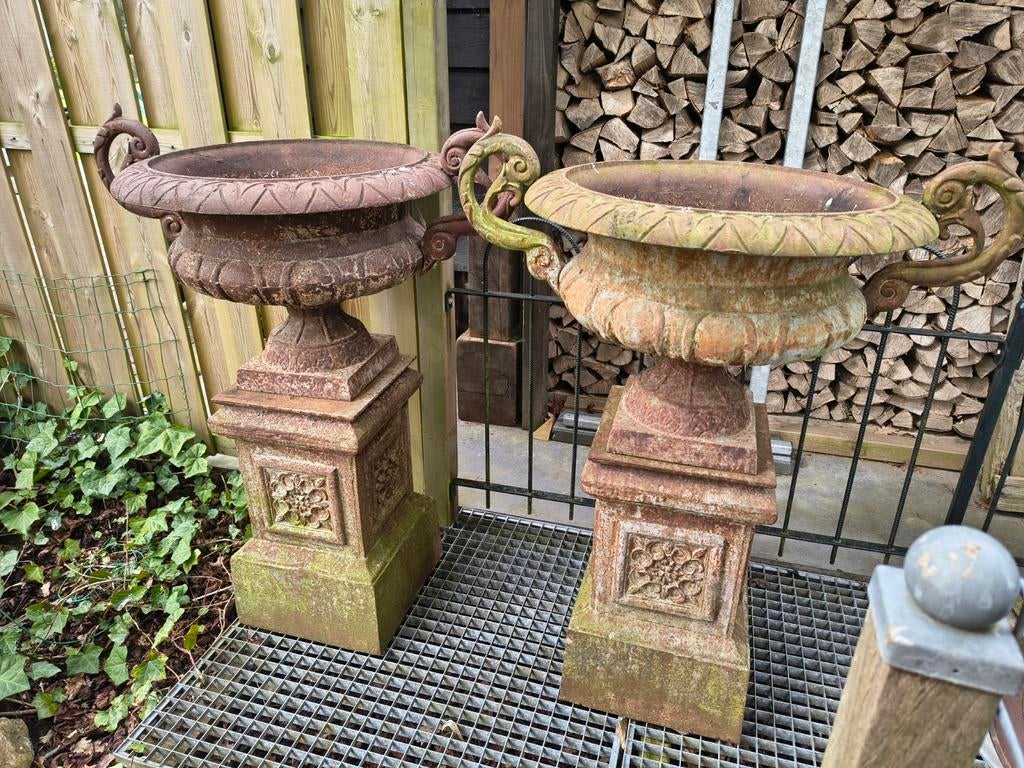 2 Antieke Franse ijzeren oorvazen op Sokkel., Tuin en Terras, Tuinvazen, Ophalen, Gebruikt