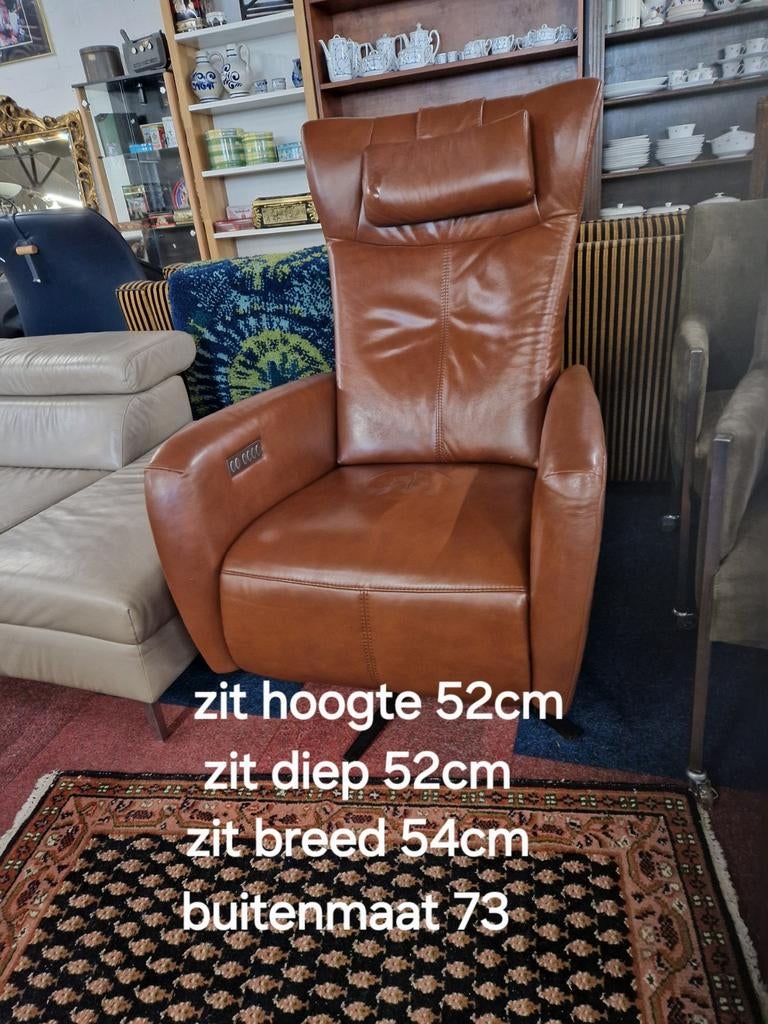 Cognac kleurige sta-op stoel / relaxstoel elektrisch, Huis en Inrichting, Fauteuils, Ophalen of Verzenden, Zo goed als nieuw, 50 tot 75 cm
