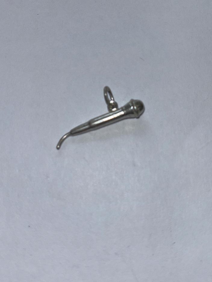 Zilveren bedel in de vorm van een microfoon (0.925 zilver), Sieraden, Tassen en Uiterlijk, Bedels, Gebruikt, Overige merken, Zilver