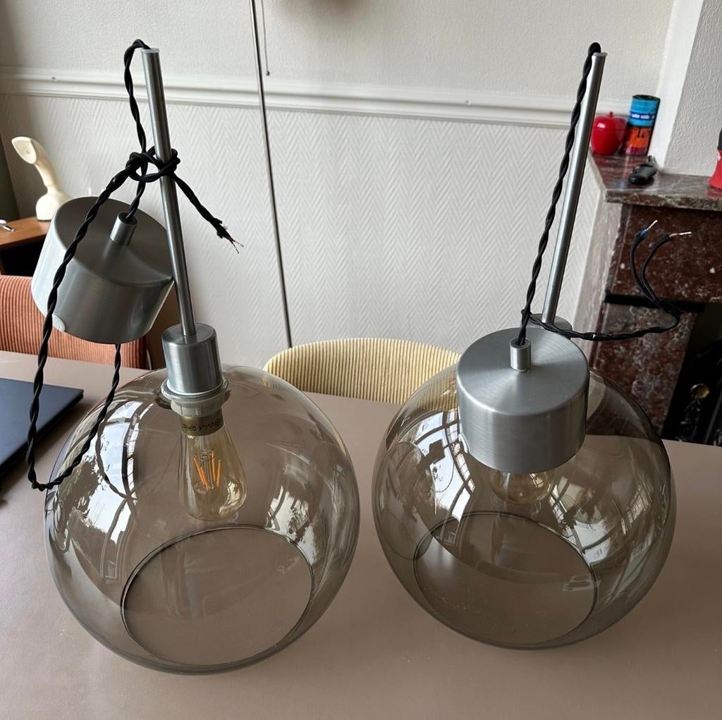 2x IKEA Januari Globe Rookglas Hanglampen, Ophalen, Gebruikt, Glas, 50 tot 75 cm