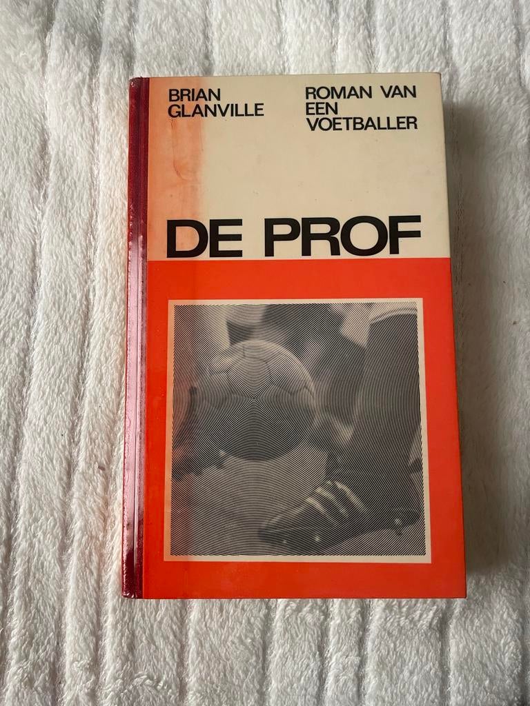 De Prof - Roman van een voetballer door Brian Glanville, Boeken, Ophalen of Verzenden, Gelezen, Europa overig