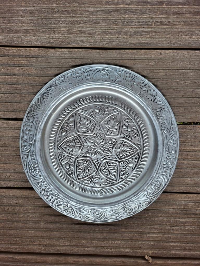 Ronde zilverkleurige schaal met bloemmotief 33 cm., Huis en Inrichting, Woonaccessoires | Schalen en Manden, Overige materialen