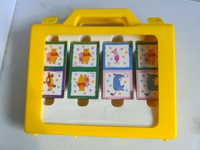 Winnie de Pooh # Domino is kunststof koffer, Verzamelen, Disney, Ophalen of Verzenden, Winnie de Poeh of vrienden, Zo goed als nieuw