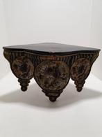 Antiek hoektafeltje met kralendecoratie, Ophalen of Verzenden