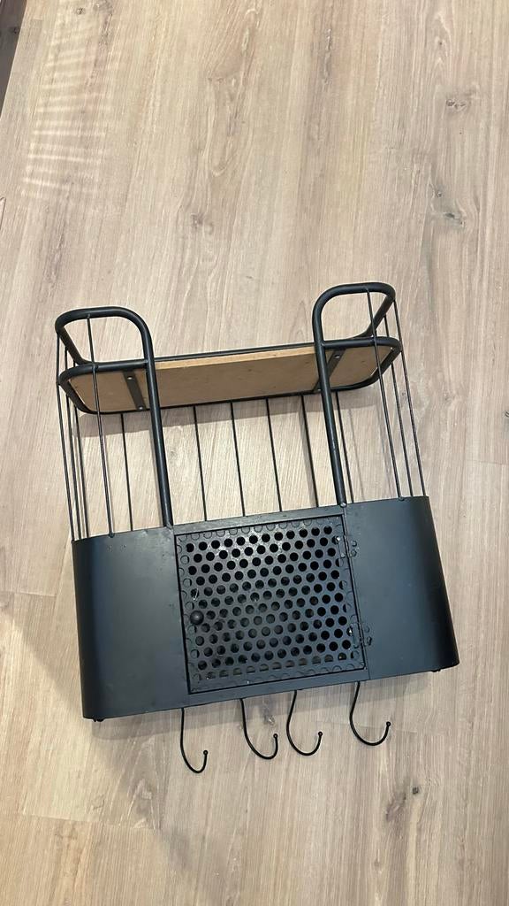 Zwart stalen wandrekje met houten plankje en haakjes, Ophalen, Gebruikt