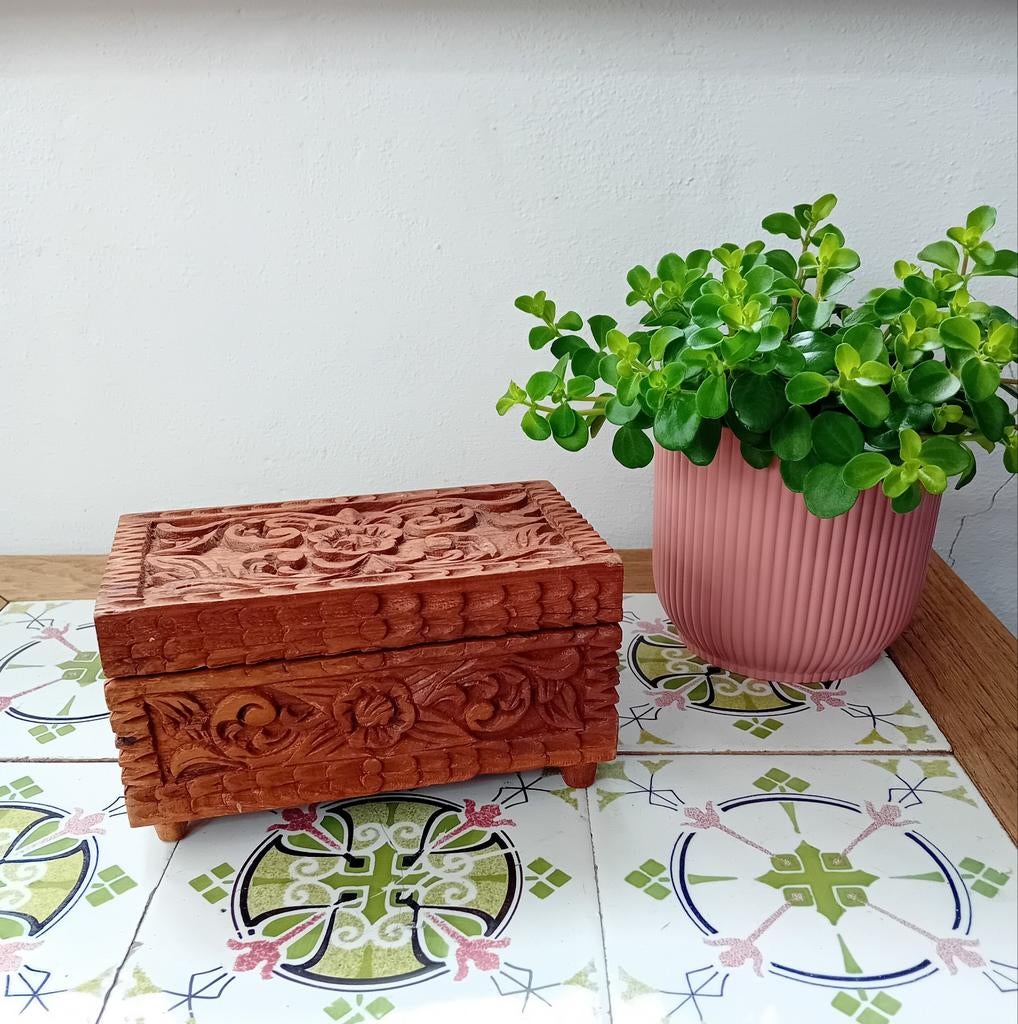 Houten vintage kistje met houtsnijwerk, Minder dan 50 cm, Teakhout, Minder dan 50 cm, Ophalen of Verzenden