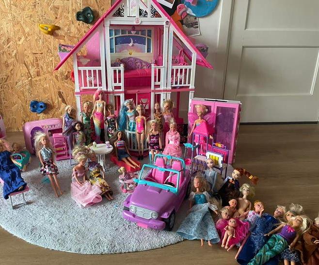 Hele barbie inboedel incl groot huis, auto, caravan, etc, Ophalen, Zo goed als nieuw, Toebehoren