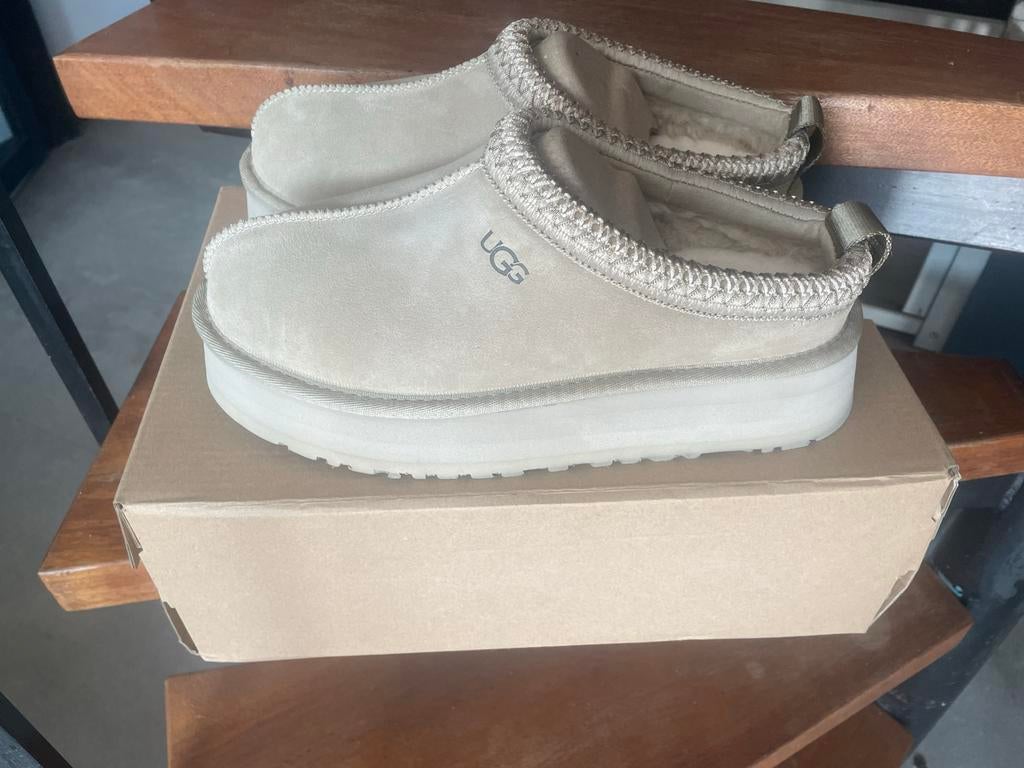 Nieuwe Uggs maat 39 in doos, Ophalen of Verzenden, Nieuw, Beige, Pantoffels of Sloffen