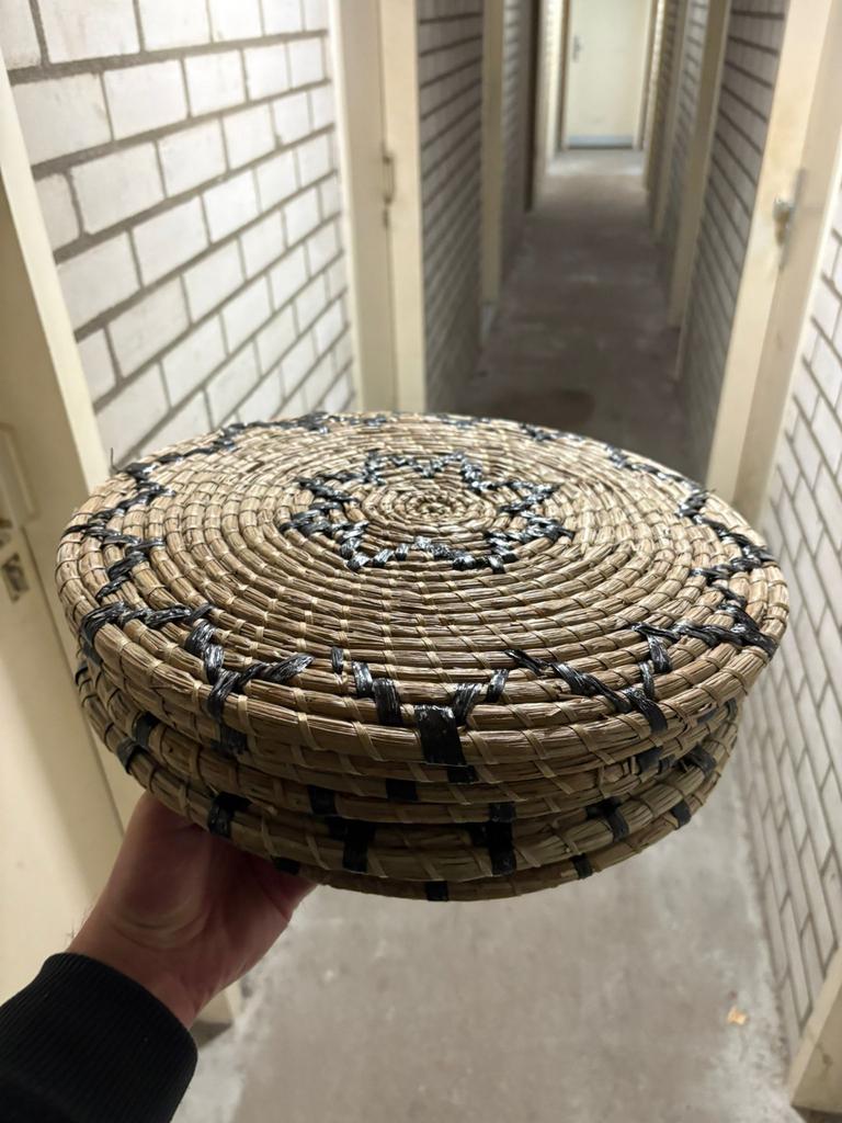 Decoratieve rieten schaal/mand - Handgemaakt, Huis en Inrichting, Woonaccessoires | Schalen en Manden, Schaal, Rond, Ophalen of Verzenden