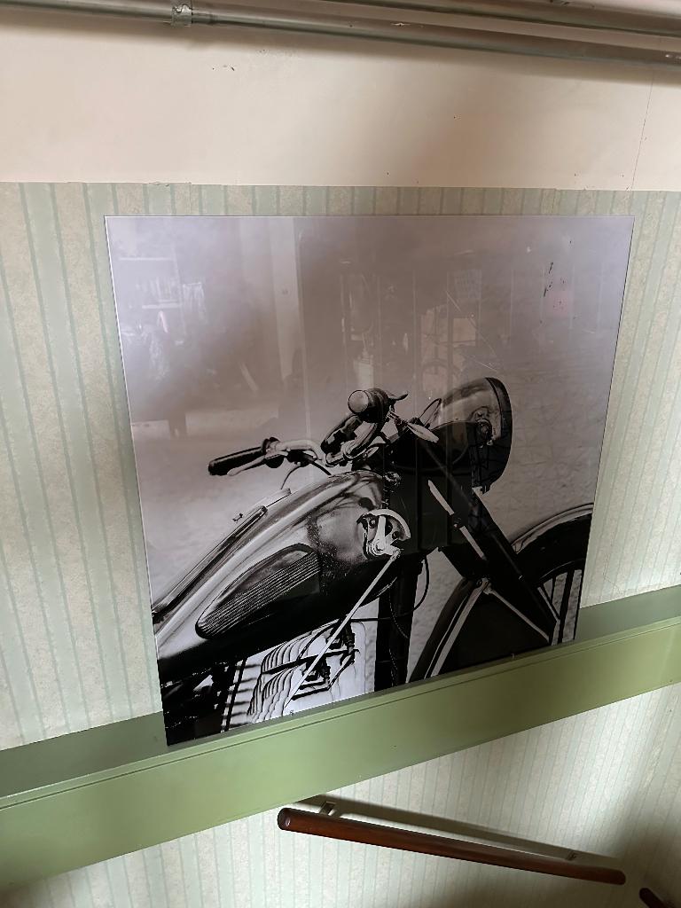 Motor op glas schilderij, Ophalen