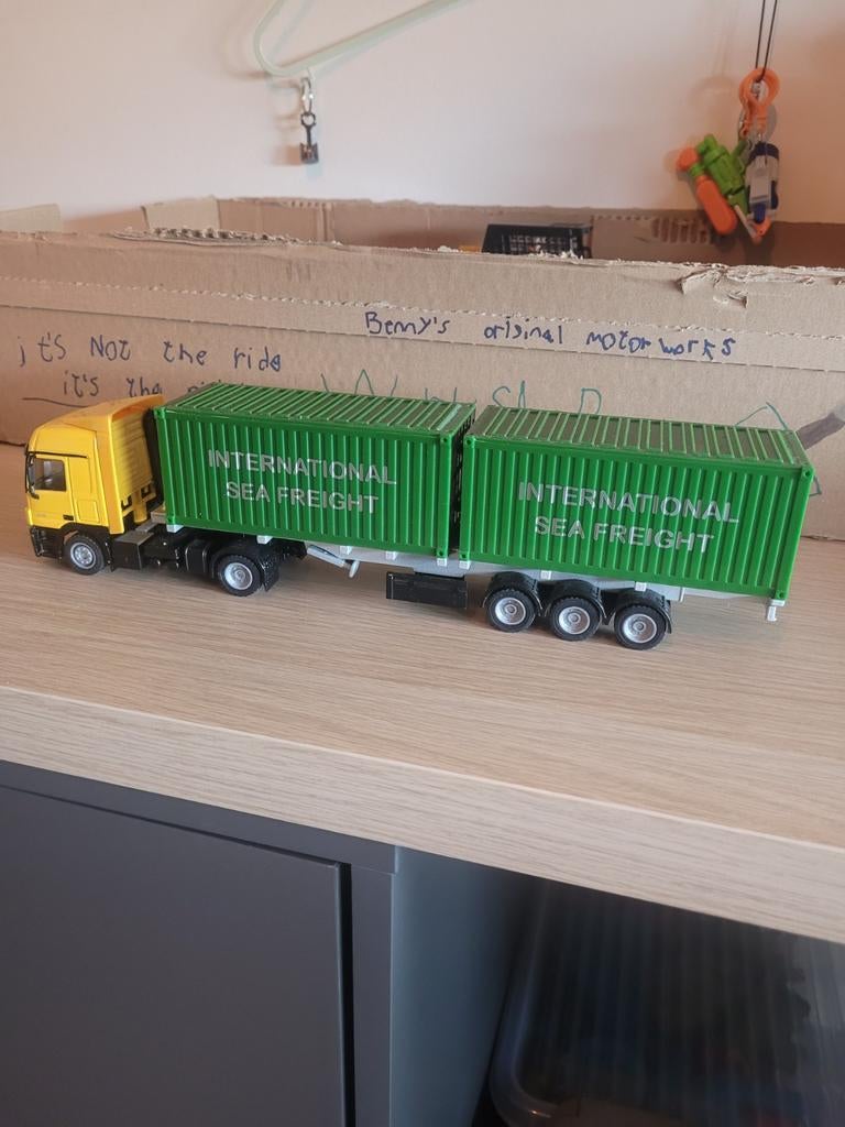 Mooie siku vrachtwagen met aanhanger en containers., Hobby en Vrije tijd, Modelauto's | 1:32, Ophalen of Verzenden, Nieuw, Bus of Vrachtwagen