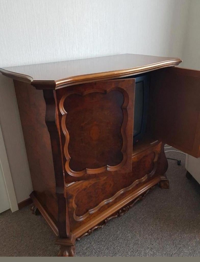 Wortelnoten meubel, Ophalen