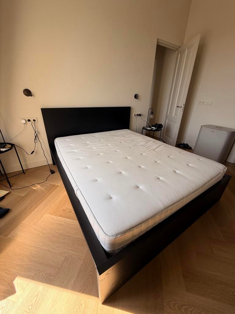 Zwart IKEA Malm bed met matras 180x200 - Goede staat, Huis en Inrichting, Slaapkamer | Bedden, Ophalen, Zwart, Tweepersoons, Zo goed als nieuw