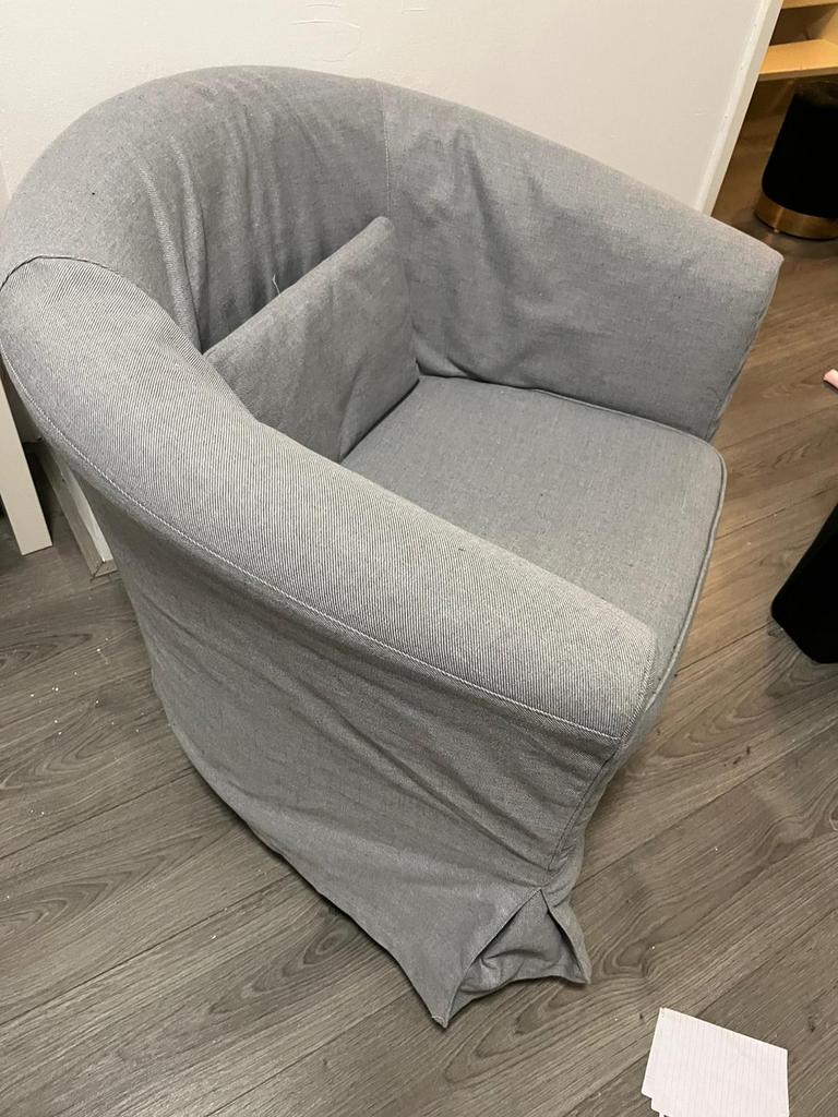 2 IKEA kuipstoelen: grijs met kussen, wit zonder + extra hoe, Ophalen, Gebruikt, Stof