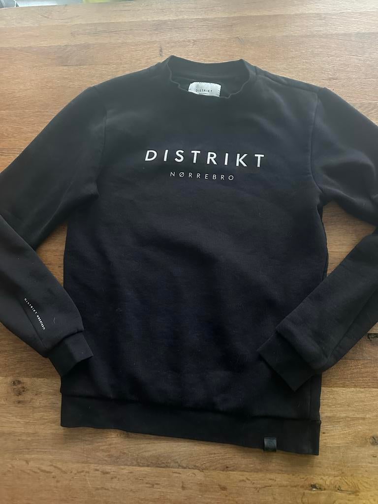 Distrikt Norrebro zwarte trui met merkprint maat XS, Ophalen of Verzenden, Gedragen, Maat 46 (S) of kleiner, Zwart