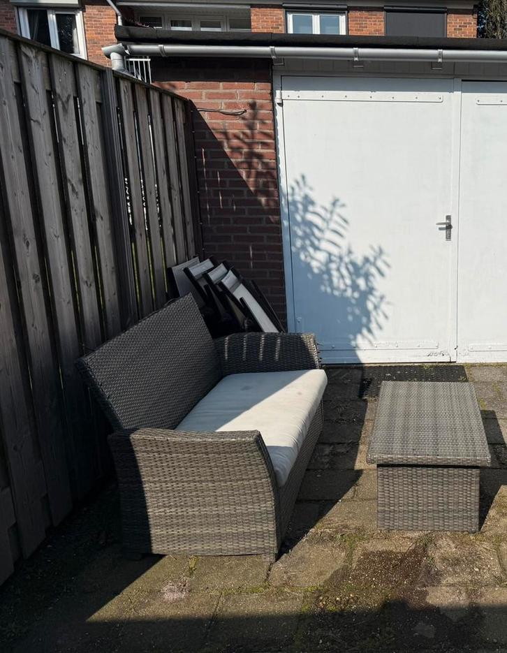 Gratis Tuinset - Veel Gebruikssporen, Tuin en Terras, Tuinsets en Loungesets, Gebruikt, Tuinset, Wicker, 2 zitplaatsen, Bank, Ophalen