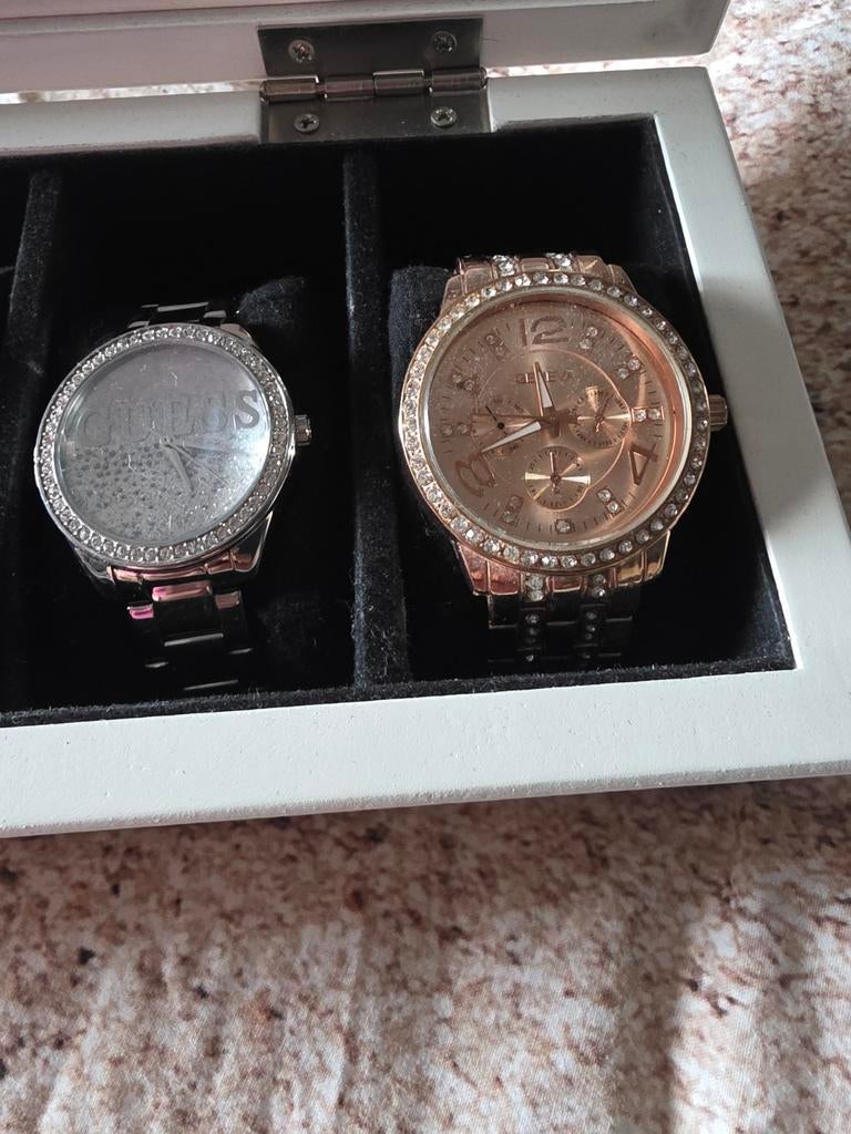 Set van 2 dameshorloges: Guess en Geneva met strass, Sieraden, Tassen en Uiterlijk, Horloges | Dames, Gebruikt, Polshorloge, Guess