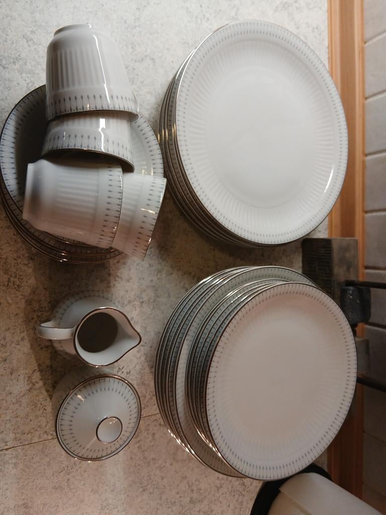 Wit servies met gouden rand en patroon, Ophalen of Verzenden