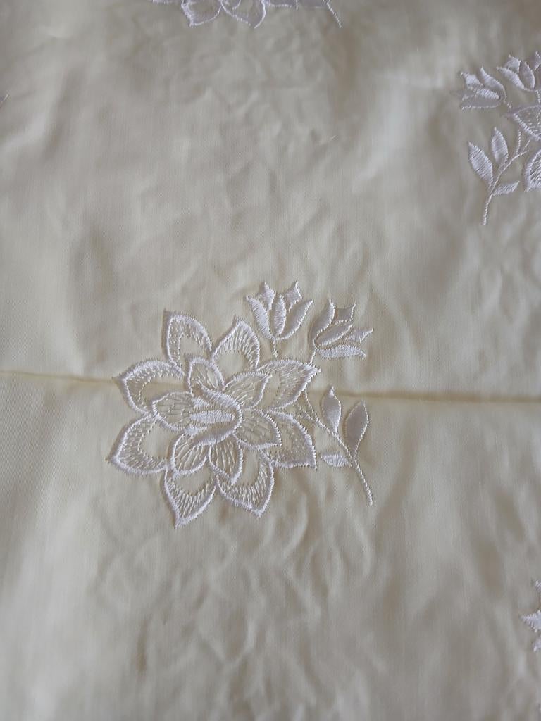 Zachtgele lange reep stof met geborduurde bloemen, Hobby en Vrije tijd, Ophalen, Geel, 30 tot 120 cm, Katoen