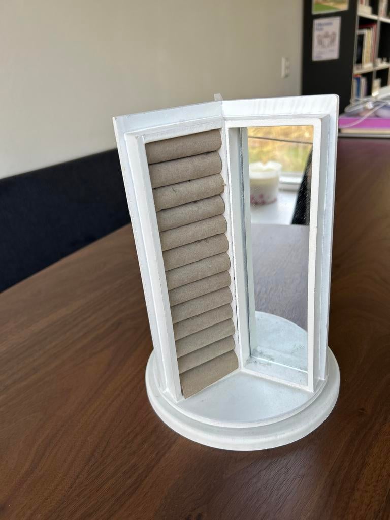 Kleine witte houten sieradenstandaard met spiegel, Sieraden, Tassen en Uiterlijk, Overige Accessoires, Ophalen, Gebruikt