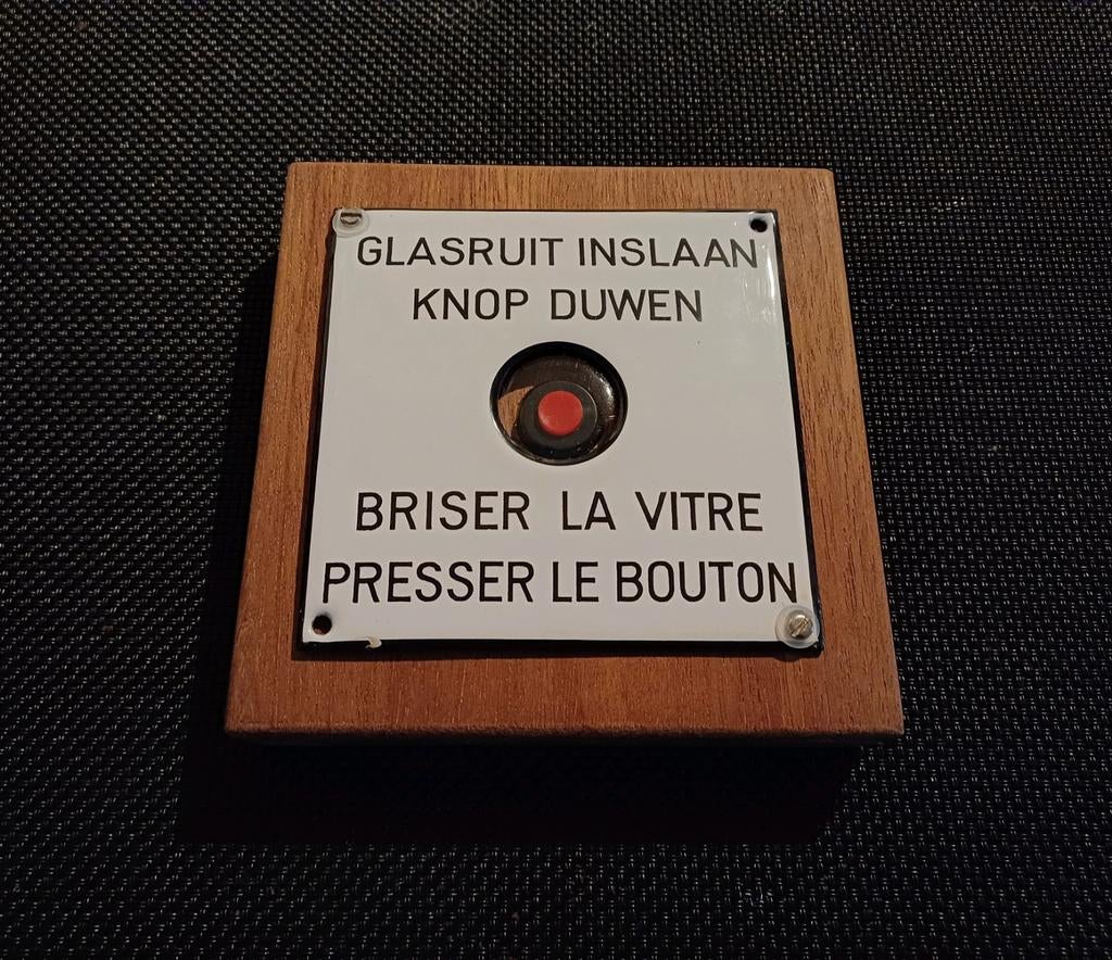 Emaille plaatje op hout "GLASRUIT INSLAAN KNOP DUWEN", Antiek en Kunst, Antiek | Emaille, Ophalen of Verzenden
