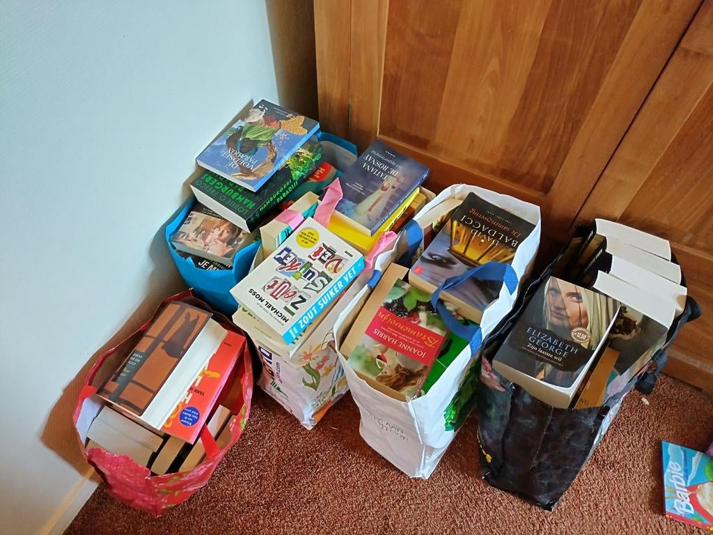 Gratis: 5 tassen vol boeken: thrillers, romans en meer, Boeken, Romans, Ophalen, Gelezen, Diverse auteurs, waaronder Karin Slaughter