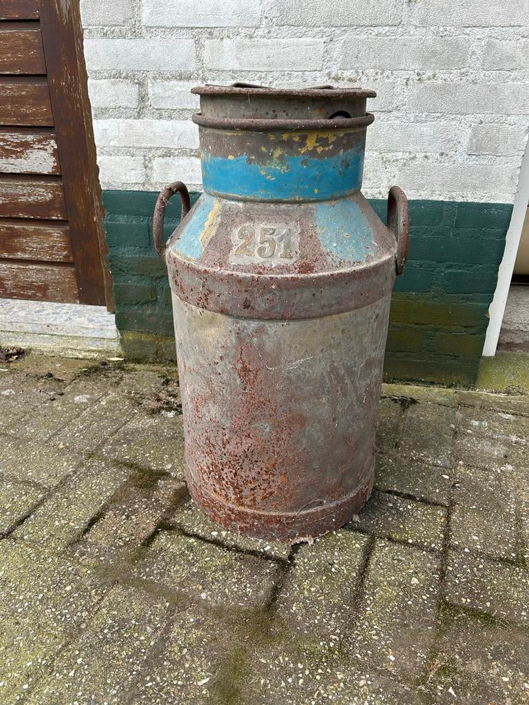 Vintage ijzeren melktuit met nummer 251, Ophalen