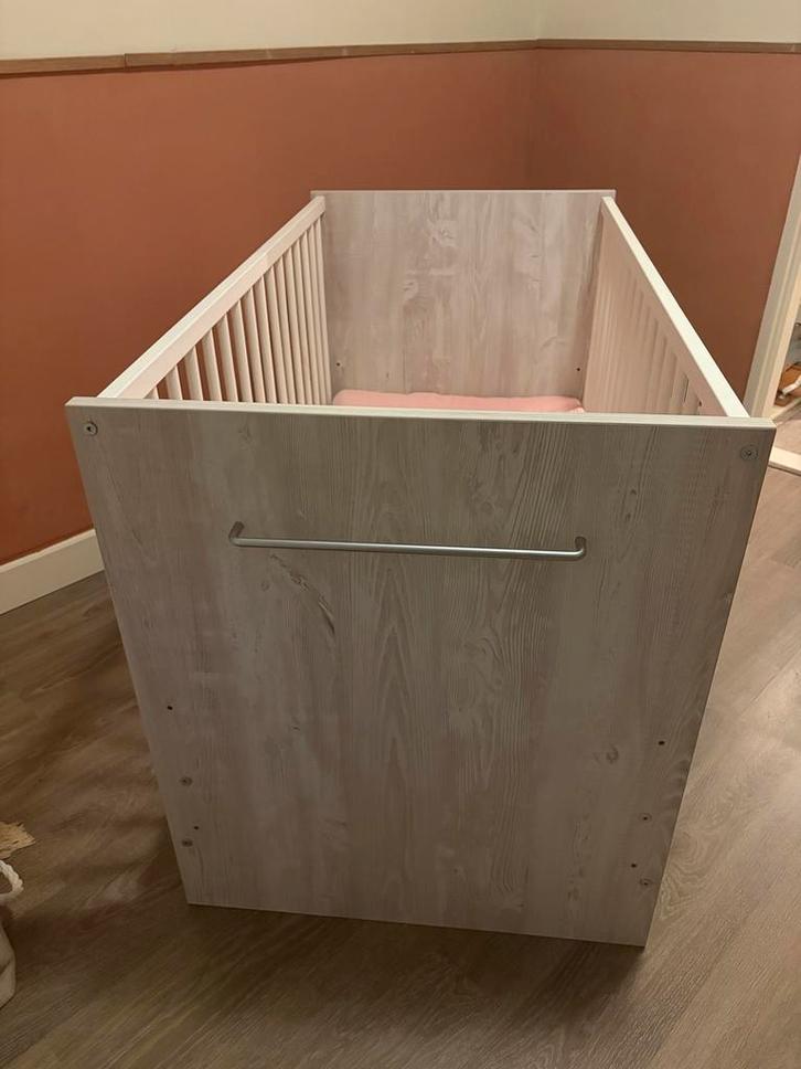 Mooi babybedje, maar 2 spijlen zijn gebroken., Kinderen en Baby's, Babywiegjes en Ledikanten, Gebruikt, Ledikant, Ophalen of Verzenden