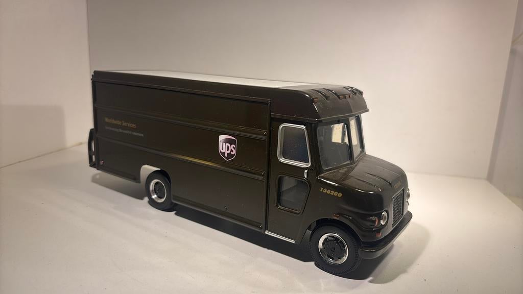 Ups bus 1.24, Hobby en Vrije tijd, Modelauto's | 1:24, Overige merken, Ophalen of Verzenden, Bus of Vrachtwagen, A