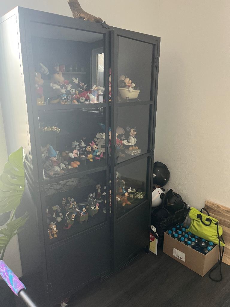 Vitrinekast zwart metaal als nieuw, Met deur(en), Zo goed als nieuw, Metaal, 150 tot 200 cm