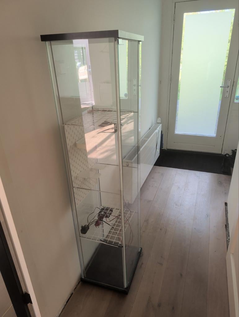 Glazen vitrinekast met planken, Ophalen, Met plank(en), Minder dan 50 cm, Gebruikt