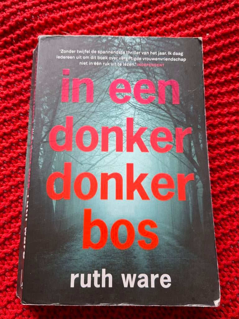 In een donker donker bos - Ruth Ware, Ophalen of Verzenden, Gelezen