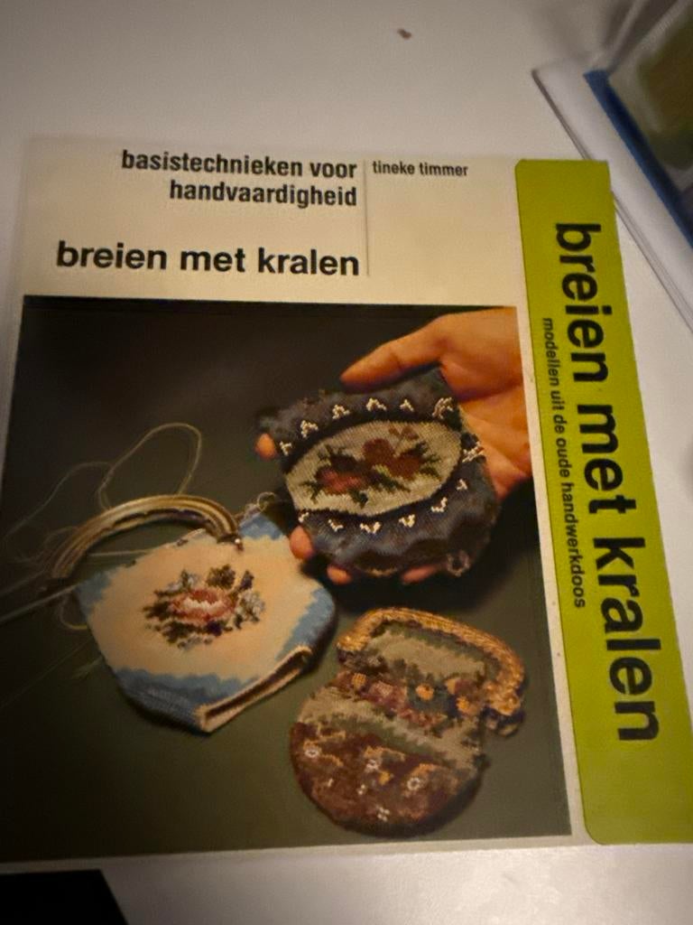 Boek: Breien met kralen tineke timmer, Ophalen of Verzenden, Gebruikt, Breien, Patroon of Boek