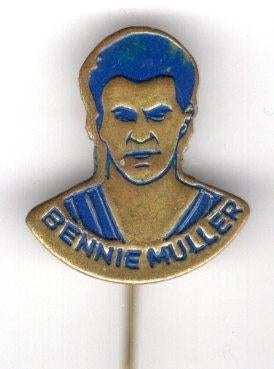 Bennie Muller blauw op koper voetbal speldjes( S_136 ), Verzenden, Zo goed als nieuw, Sport, Speldje of Pin