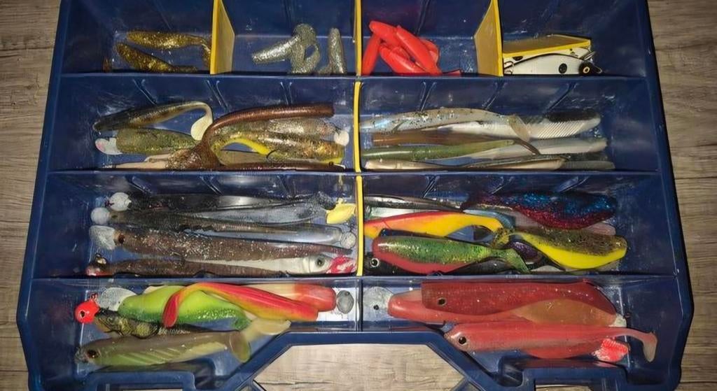 Grote tayg koffer vol met ruim 65 stukken kunstaas shad plug, Ophalen of Verzenden, Overige typen