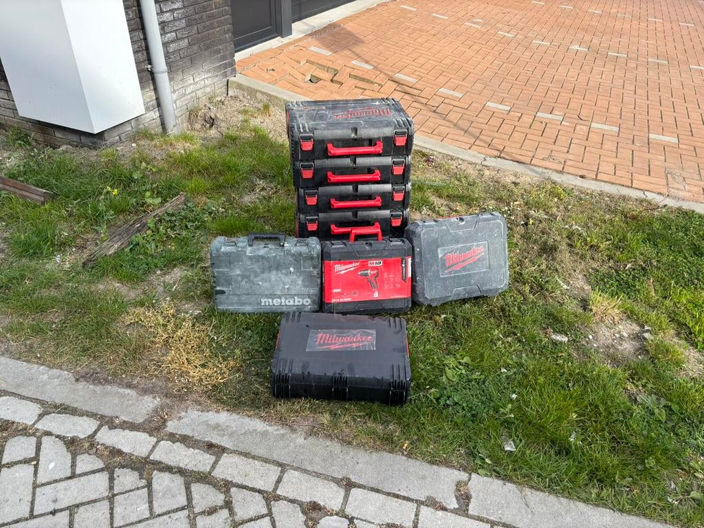 Gereedschapen kisten Milwaukee, Ophalen