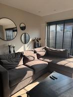 Hoekbank taupe + hocker, Huis en Inrichting, Banken | Complete zithoeken, Ophalen, Zo goed als nieuw