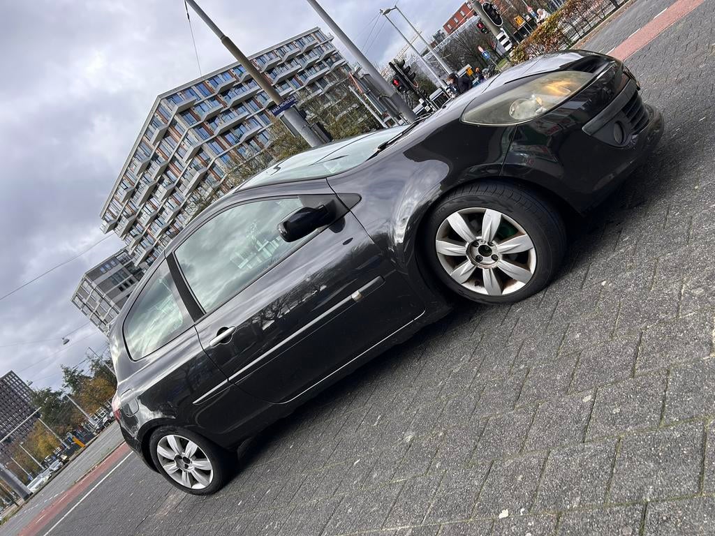 Renault Clio 1.6 16V 82KW 3-DRS 2005 Zwart, Auto's, Voorwielaandrijving, Zwart, 4 cilinders, Origineel Nederlands