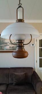 Vintage hanglamp met glazen kap en houten accenten, Huis en Inrichting, Ophalen, Gebruikt, Vintage, Klassiek, Glas