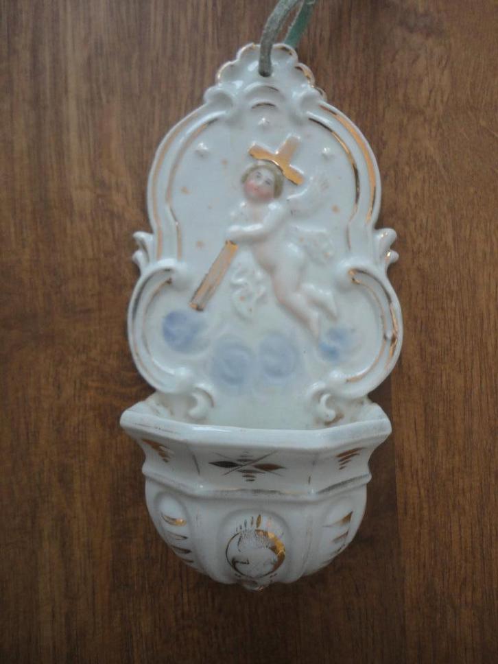 Oud wijwaterbakje engel met gouden kruis, porselein, Antiek en Kunst, Antiek | Religie, Ophalen of Verzenden