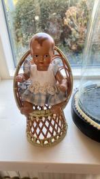 Schildpadpopje  16 cm met rieten stoeltje, Verzamelen, Poppen, Ophalen of Verzenden, Zo goed als nieuw, Pop