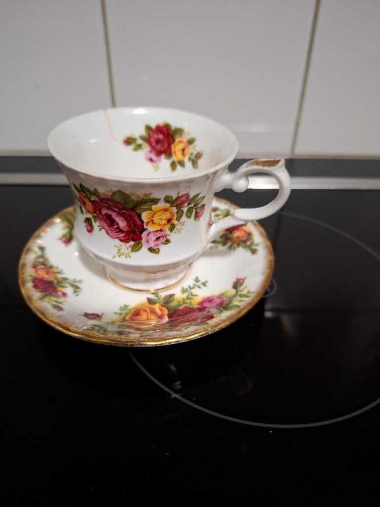 Kop en schotel, Ophalen of Verzenden, Zo goed als nieuw, Porselein, Kop en/of schotel