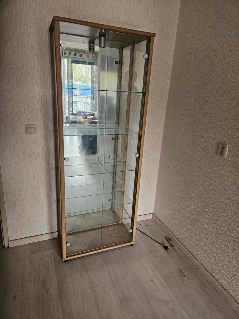 Glazen vitrinekast met verlichting en spiegelwand, Huis en Inrichting, Kasten | Vitrinekasten, Ophalen, Met plank(en), Gebruikt