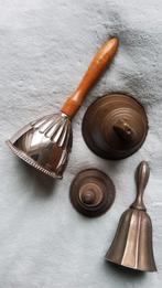 2 Antiek koperen klokken 2 verzilverde schoolbeleid tafelbel, Ophalen of Verzenden