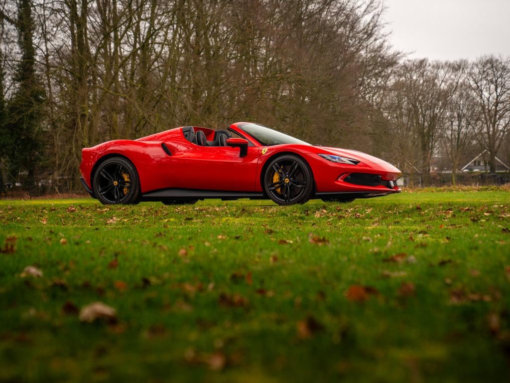 Ferrari 296 GTS 3.0 V6 | Lift | Carbon Racing Seats | Pass., Auto's, Ferrari, Achterwielaandrijving, Gebruikt, Zwart, Cabriolet