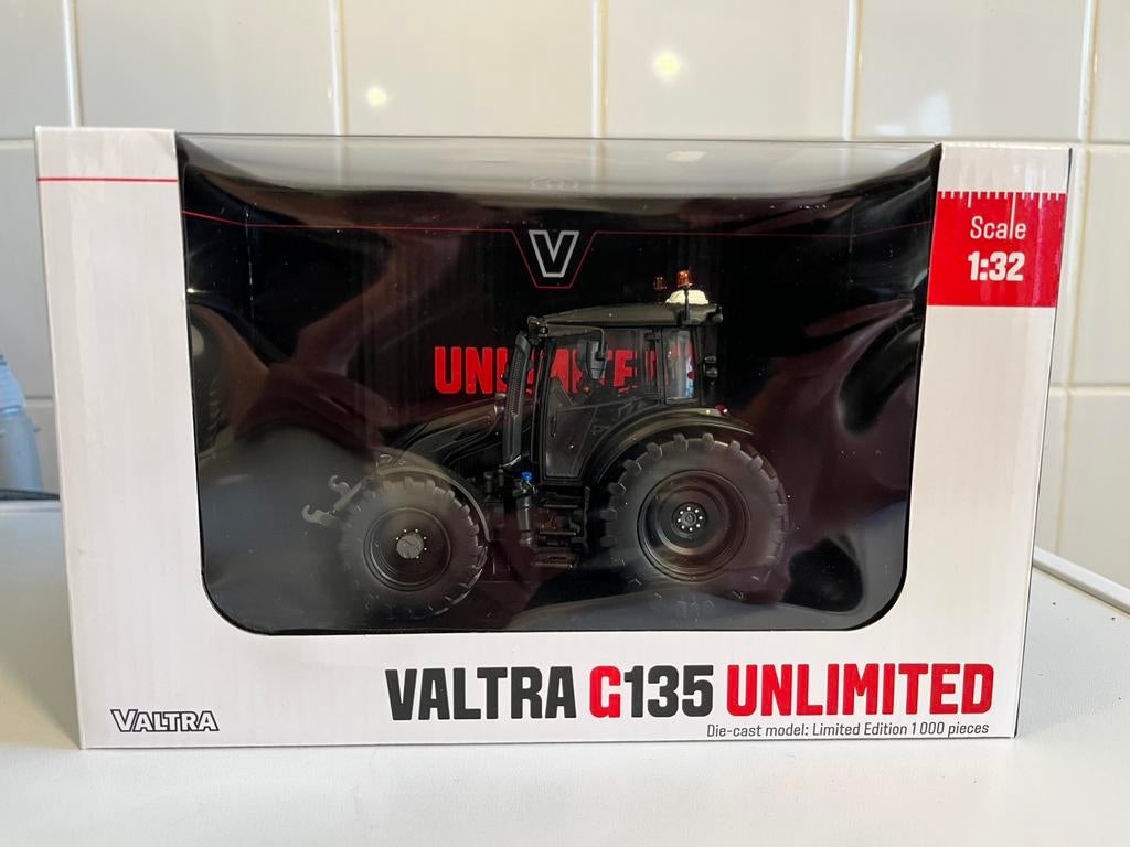 Valtra G135 Unlimited UH 1/32, Ophalen of Verzenden, Zo goed als nieuw, Tractor of Landbouw, Universal Hobbies